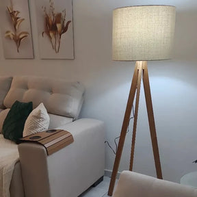 Abajur de Chão Tripé 1,50m com Cúpula de Linho | Elegância e Aconchego Para Sua Sala