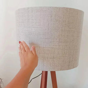 Abajur de Chão Tripé 1,50m com Cúpula de Linho | Elegância e Aconchego Para Sua Sala