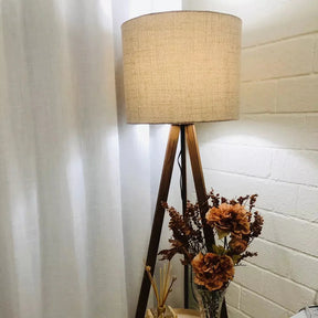 Abajur de Chão Tripé 1,50m com Cúpula de Linho | Elegância e Aconchego Para Sua Sala
