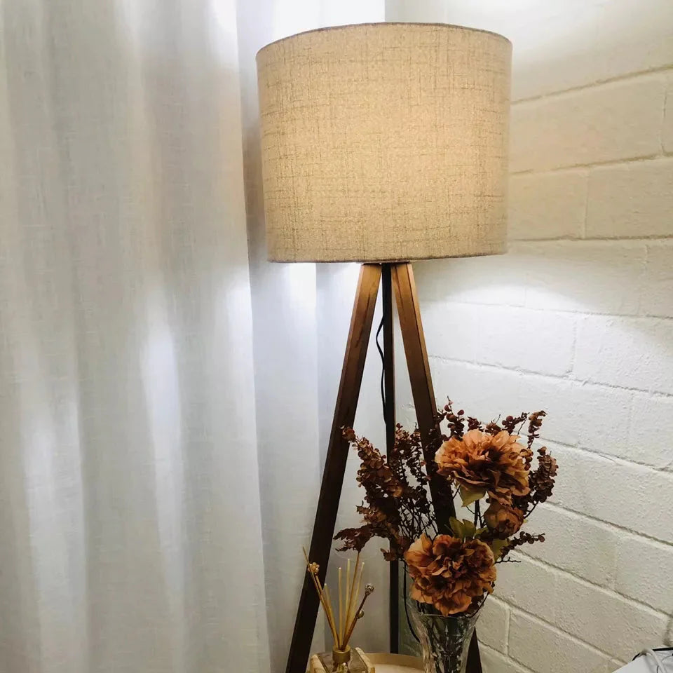 Abajur de Chão Tripé 1,50m com Cúpula de Linho | Elegância e Aconchego Para Sua Sala