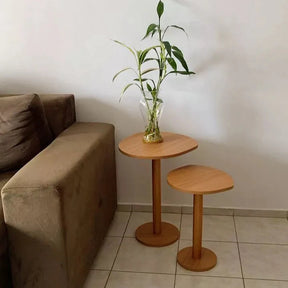Kit 2 Mesas Laterais Monopé Design Orgânico em Madeira – Alturas 31cm e 41cm | Cor Mel