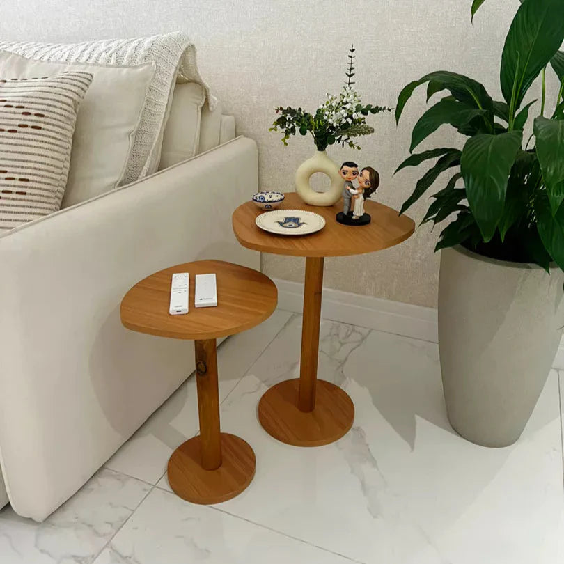 Kit 2 Mesas Laterais Monopé Design Orgânico em Madeira – Alturas 31cm e 41cm | Cor Mel