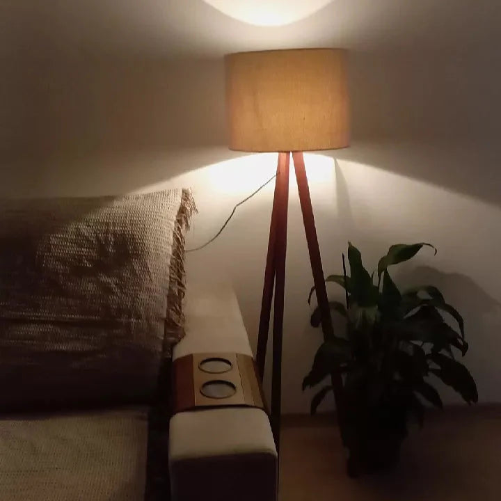 Abajur de Chão Tripé 1,50m com Cúpula de Linho | Elegância e Aconchego Para Sua Sala